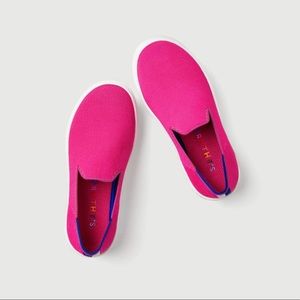 Rothy’s kids sneaker in Bubblegum pink.  Size 4